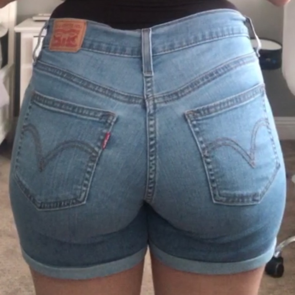 LEVIS LIGHT WASH SHORTS - Picture 5 of 5